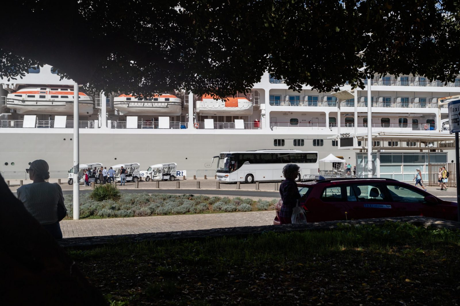 02.10.2022., Zadar - Kruzer Silver Dawn na Pozdravu suncu.  Photo: Sime Zelic/PIXSELL