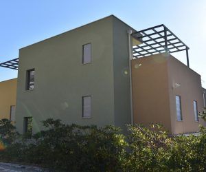 03.03.2022. Makarska, Veliko Brdo
Ruske ville u naselju Veliko Brdo iznad Makarske. Tri Ville iste boje u vlasnistvu ruskih drzavljana KOBYLKIN NIKOLAI , SIDOROVA LARISA i BEZHENTSEVA NINA iz grada Livny.
Vlasnistvo je utvrdjeno temeljem uvida u katastarski izvod cestica zemlje.
 Photo: Matko Begovic/PIXSELL
