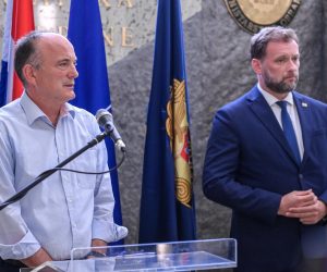 03.08.2022., Zagreb - U Ministarstvu obrane odrzana je konferencija za medije o remontu protupozarnih aviona Hrvatskog ratnog zrakoplovstva koji su na servisu u Zrakoplovno-tehnickom centru. Direktor ZTC-a Zdravko Klanac, ministar obrane Mario Banozic. Photo: Igor Soban/PIXSELL