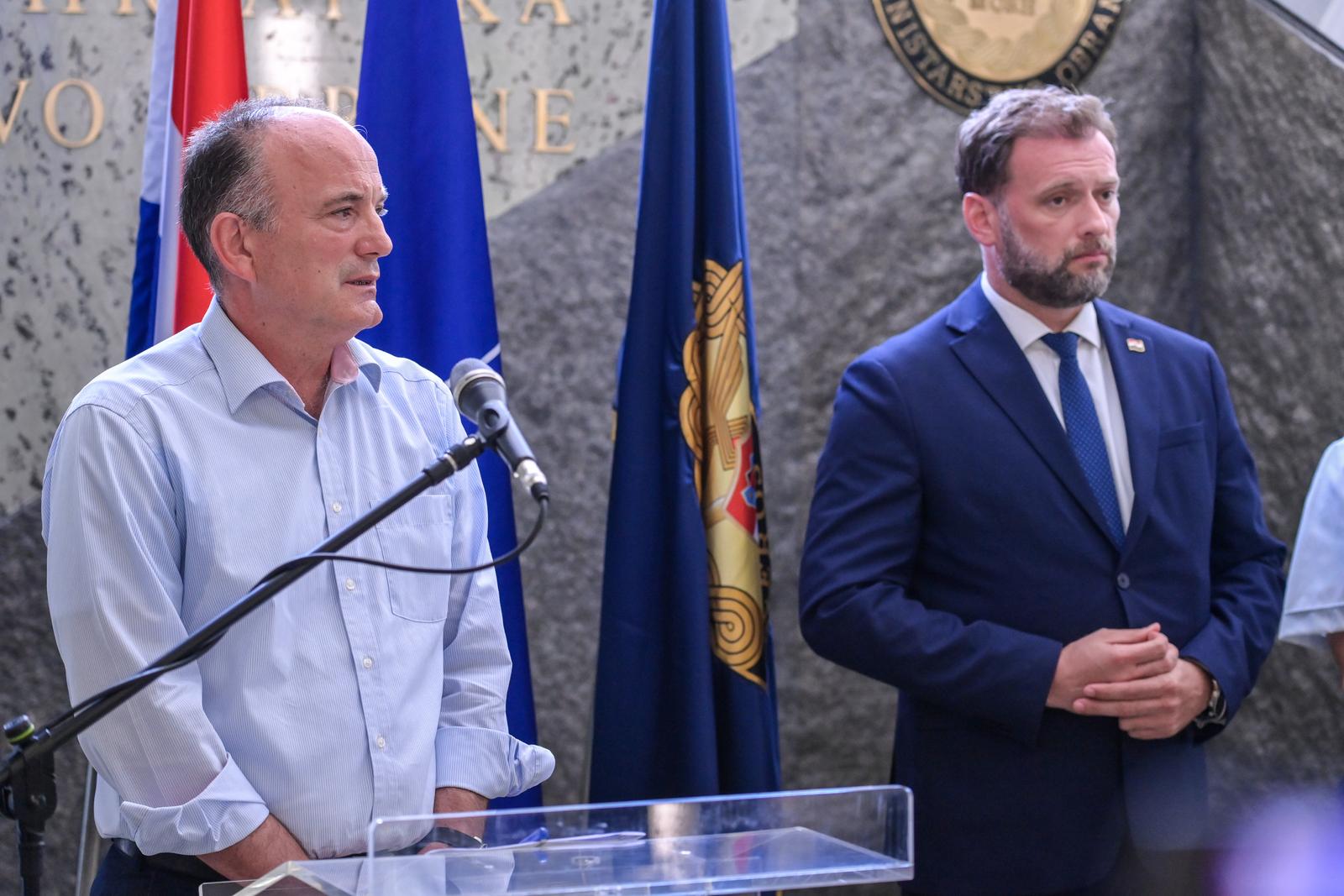 03.08.2022., Zagreb - U Ministarstvu obrane odrzana je konferencija za medije o remontu protupozarnih aviona Hrvatskog ratnog zrakoplovstva koji su na servisu u Zrakoplovno-tehnickom centru. Direktor ZTC-a Zdravko Klanac, ministar obrane Mario Banozic. Photo: Igor Soban/PIXSELL