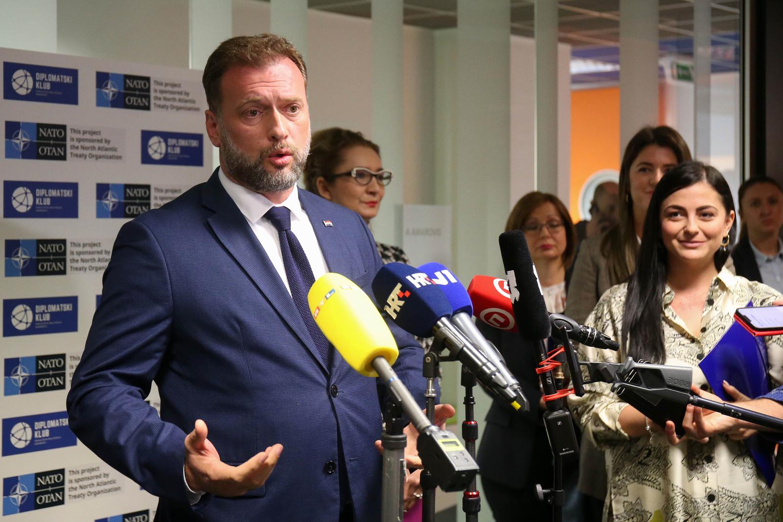 03.10.2022., Zagreb - Ministar vanjskih i europskih poslova Gordan Grlic Radman, ministar obrane Mario Banozic i pravobraniteljica za ravnopravnost spolova Visnja Ljubicic, sudjelovali su na predstavljanju nacionalnog spota kampanje „WE ARE NATO“ Photo: Matija Habljak/PIXSELL