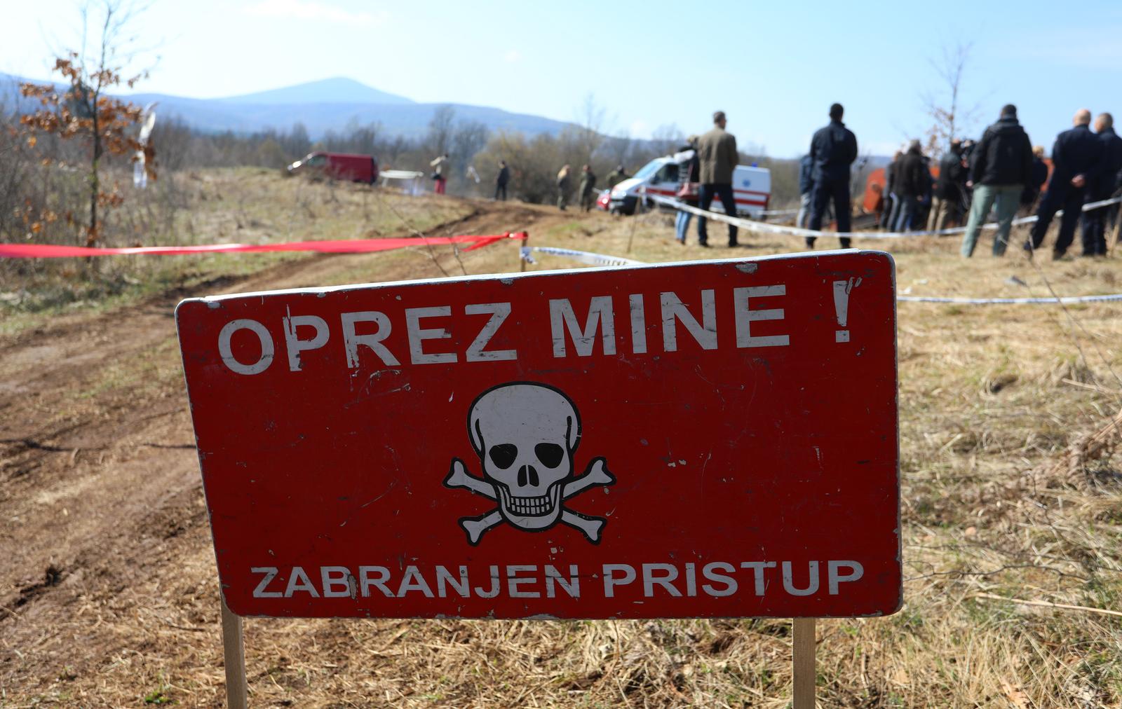 04.04.2022., Tounj  - Obiljezavanje Medunarodnog dana svjesnosti o opasnostima od mina odrzano je  na radilistu projekta razminiranja u opcini Tounj, kod Trzica Tounjskog. O razminiravanju su govorili  ravnatelj Ravnateljstva civilne zastite MUP-a Damir Trut, karlovacka zupanica Martina Furdek Hajdin i nacelnik opcine Tounj Ivica Sopek. 
 Photo: Kristina Stedul Fabac/PIXSELL Photo: Kristina Stedul Fabac/PIXSELL