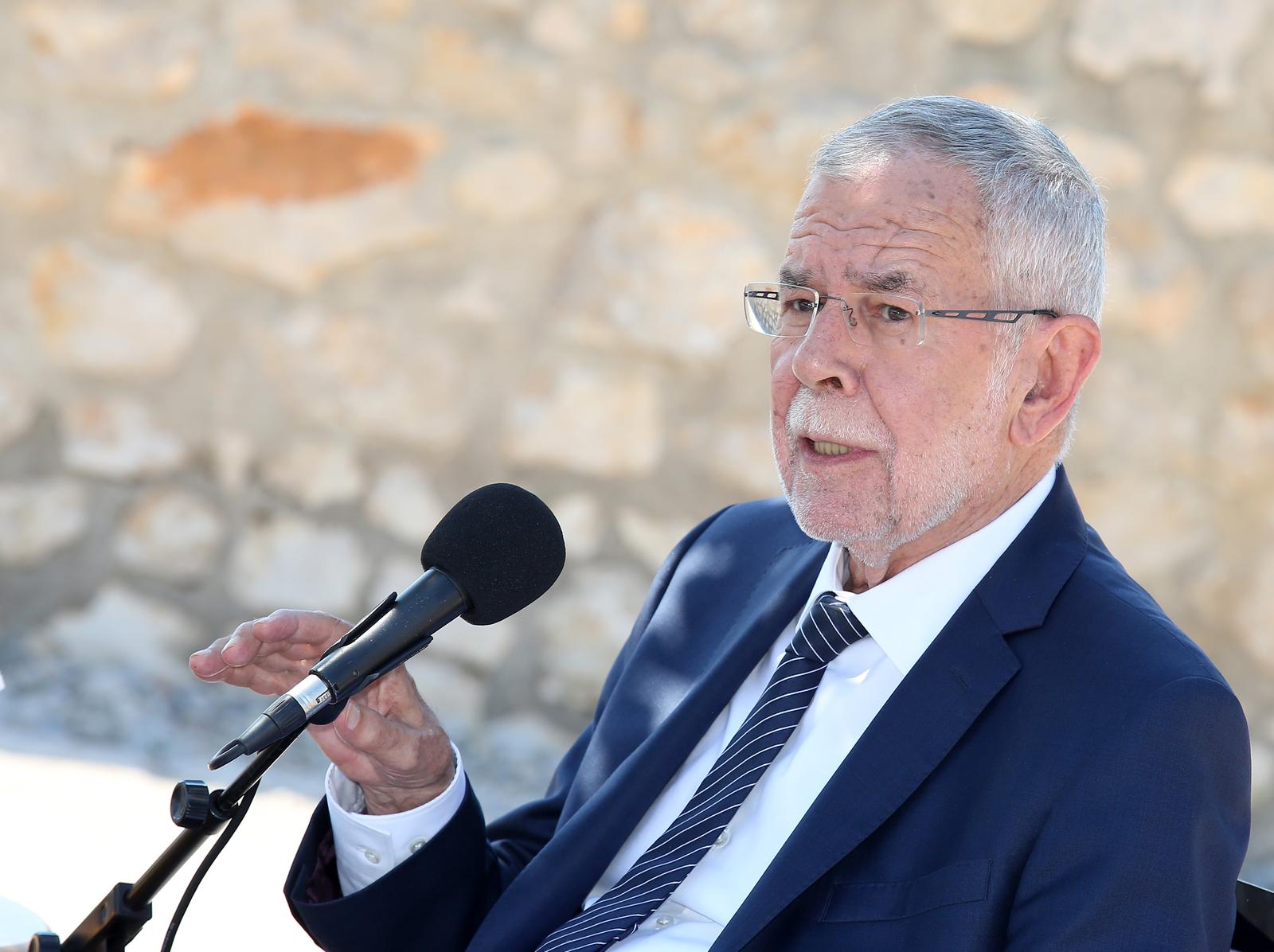 r04.09.2019., Sibenik - Austrijski predsjednik Alexander Van der Bellen, slovenski predsjednik Borut Pahor i hrvatska predsjednica Kolinda Grabar-Kitarovic sastali su se kako bi razgovarali o regionalnoj suradnji. Nakon susreta predsjednici su dali izjave.rPhoto: Dusko Jaramaz/PIXSELL
