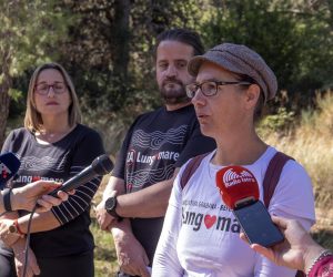 04.10.2022., Pula - 
Inicijativa gradjana za Referendum za Lungomare odrzali su konferenciju za medije na kojoj su iznjeli informacije vezane za DORH te potrazivanja Republike Hrvatske za upis vlasnistva na Lungomare-u. Novinarima su se obratili Ivana Natasa Turkovic i Aleksej Orel. Photo: Srecko Niketic/PIXSELL