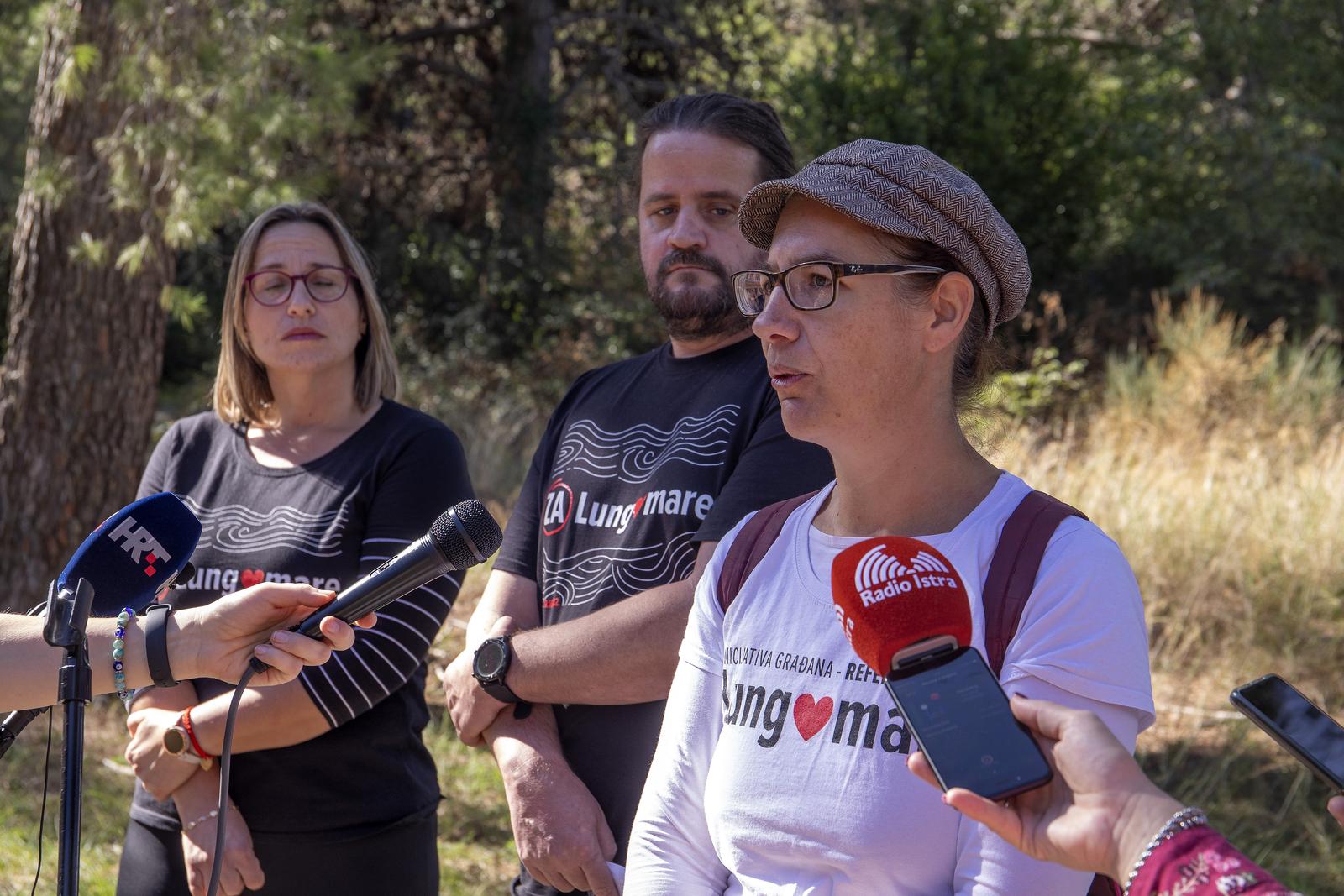 04.10.2022., Pula - 
Inicijativa gradjana za Referendum za Lungomare odrzali su konferenciju za medije na kojoj su iznjeli informacije vezane za DORH te potrazivanja Republike Hrvatske za upis vlasnistva na Lungomare-u. Novinarima su se obratili Ivana Natasa Turkovic i Aleksej Orel. Photo: Srecko Niketic/PIXSELL