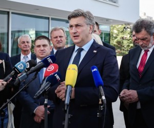 04.10.2022., Zadar - Predsjednik Vlade RH Andrej Plenkovic dao je izjavu medijima nakon svecanog otvorenja Studentskog doma i restorana Sveucilista u Zadru. Photo: Sime Zelic/PIXSELL