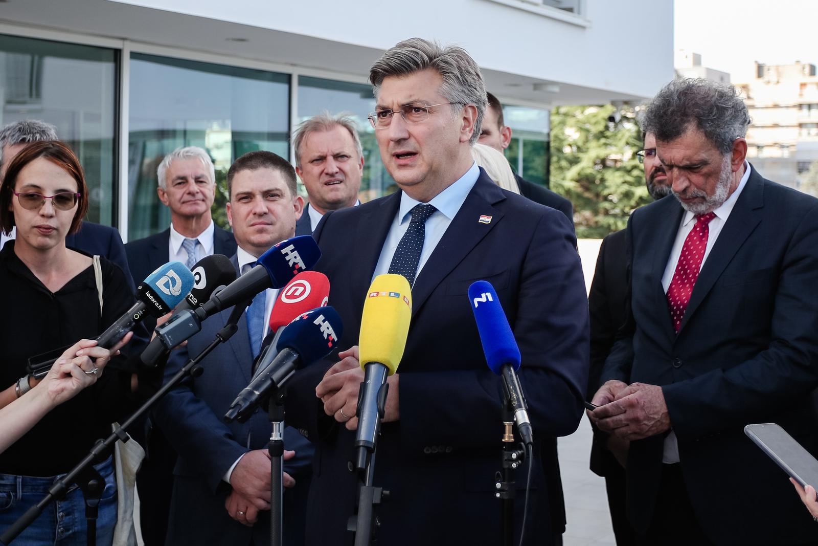 04.10.2022., Zadar - Predsjednik Vlade RH Andrej Plenkovic dao je izjavu medijima nakon svecanog otvorenja Studentskog doma i restorana Sveucilista u Zadru. Photo: Sime Zelic/PIXSELL