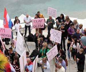 05.05.2022., Opatija - Prosvjed gradjana Ilovika i Losinja zbog izgradnje luke Mrtvaska na otoku Losinju. Prosvjednici prosvjeduju pred hotelom Royal u kojem zasjeda Zupanijska skupstina. Prosvjed prati zamjenik zupana sa stranackim kolegama SDP-a. 
  Photo: Goran Kovacic/PIXSELL
