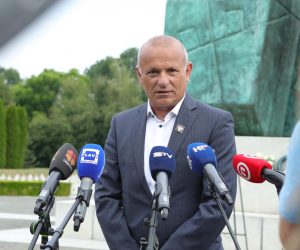 05.07.2022., Vukovar - Predsjednik Republike i vrhovni zapovjednik Oruzanih snaga Republike Hrvatske, Zoran Milanovic polozio je vijenac na grob pukovnika HV-a Marka Babica na Memorijalnom groblju zrtava iz Domovinskog rata u Vukovaru. Tomislav Josic. Photo: Dubravka Petric/PIXSELL