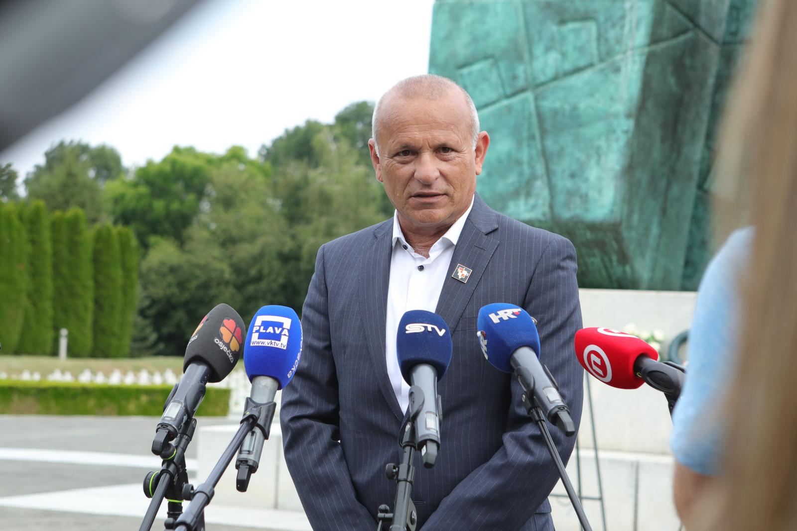 05.07.2022., Vukovar - Predsjednik Republike i vrhovni zapovjednik Oruzanih snaga Republike Hrvatske, Zoran Milanovic polozio je vijenac na grob pukovnika HV-a Marka Babica na Memorijalnom groblju zrtava iz Domovinskog rata u Vukovaru. Tomislav Josic. Photo: Dubravka Petric/PIXSELL