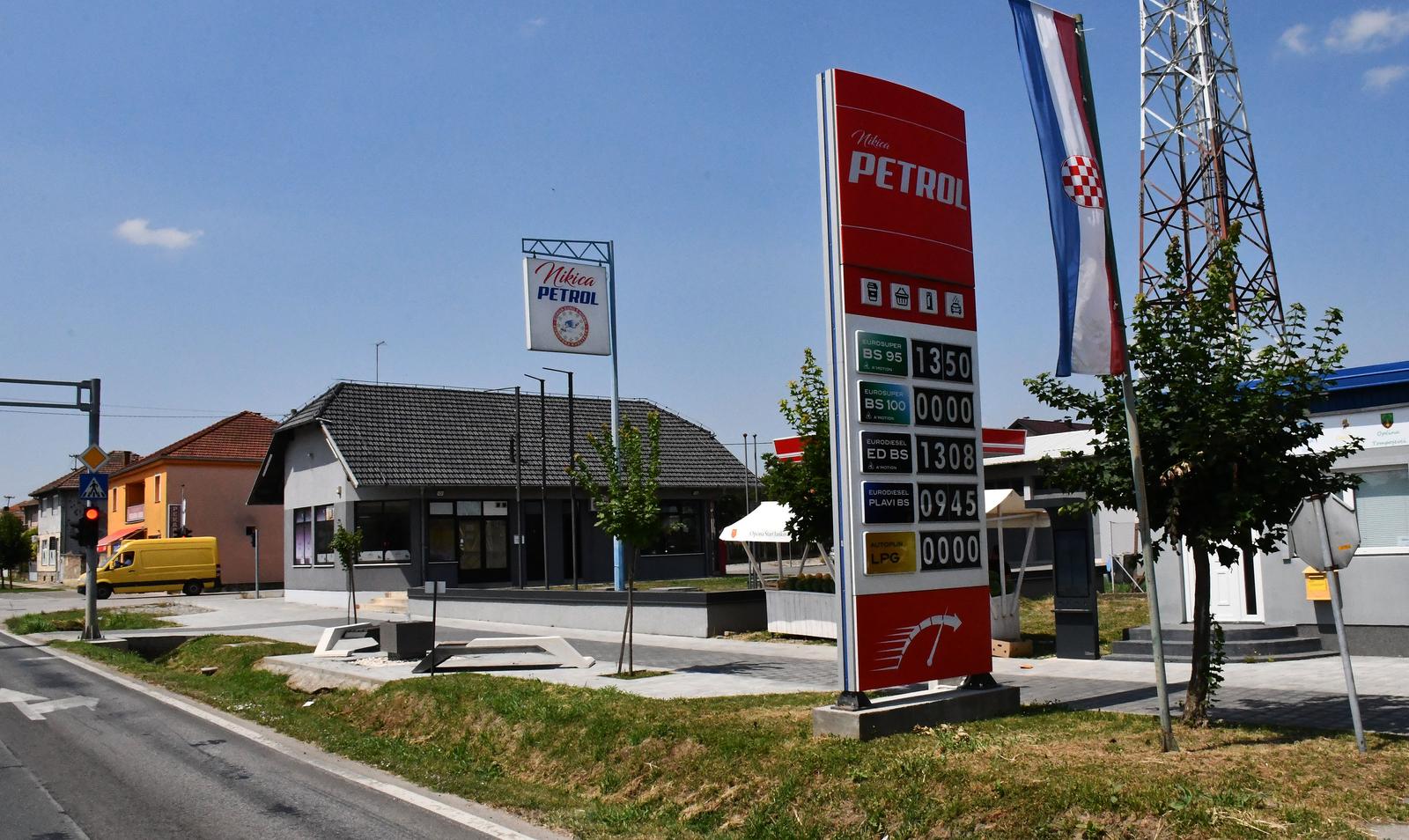05.07.2022., Stari Jankovci - Petar Mijic vlasnik benzinske crpke" Nikica Petrol" u Starim Jankovcima pokraj Vinkovaca, danas je zbog cijena goriva zatvorio svoju benzinsku crpku.
  Photo: Ivica Galovic/PIXSELL