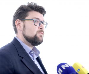 05.10.2022., Zagreb - Nakon sastanka saborske oporbe medijima se obratio Pedja Grbin i komentirao za sutra najvljenu sjednicu Vijeca za suzbijanje korupcije.
 Photo: Patrik Macek/PIXSELL