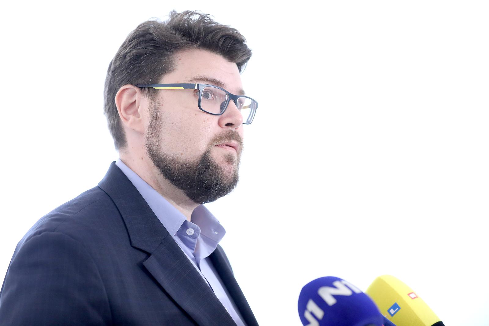 05.10.2022., Zagreb - Nakon sastanka saborske oporbe medijima se obratio Pedja Grbin i komentirao za sutra najvljenu sjednicu Vijeca za suzbijanje korupcije.
 Photo: Patrik Macek/PIXSELL