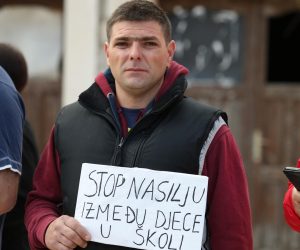 Pučišća: Slab odaziv na prosvjed protiv nasilja u školi 05.11.2018., Pucisca, Brac - Prosvjed protiv nasilja u skoli okupio je, uz roditelje djecaka zrtve vrsnjackog nasilja, tek nekoliko prosvjednika.rrPhoto: Ivo Cagalj/PIXSEL
