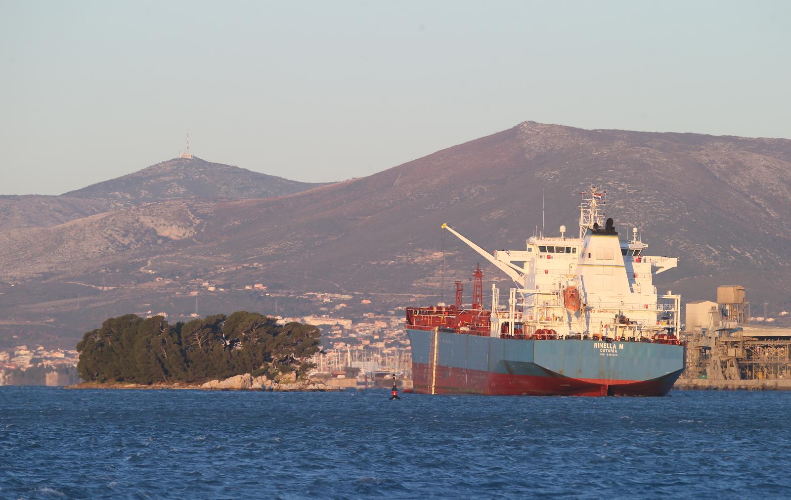 06.02.2020.,Split- Tijekom noci tanker RINELLA M se naasukao na otocic Barbarinac u kastelansklom zaljevu.r"nPhoto:Ivo Cagalj/PIXSELL