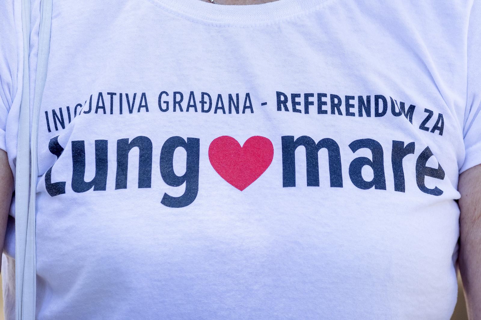 06.06.2022., Pula - Na Lungo Mare ispred mjesta gdje se planira gradit hotel odrzana je konferencija za medije Mozemo! Pula. Tema konferencije bila je problemi gradjanske inicijative prikupljanja potpisa za referendum Lungomare. Photo: Srecko Niketic/PIXSELL
