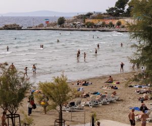 08.09.2022., Split - Plaza Bacvice pred najavljenu promjenu vremena jos uvijek je puna kupaca.  Photo: Miroslav Lelas/PIXSELL