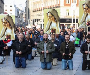 08.10.2022,Zagreb,Trg bana Jelacica - Svjetsku molitvu krunice, na cast Blazene Djevice Marije od svete krunice,  mole  muskarci u vise od 30 zemalja diljem svijeta.
Javna molitva krunice u Hrvatskoj molila se  na sljedece nakane:

Za domovinu, mir i obracenje hrvatskog naroda.
Za muskarce – da postanu duhovni autoriteti u obitelji koji ce hrabro svjedociti i prenositi katolicku vjeru.
Za prestanak predbracnih odnosa, za cednost u odijevanju i ponasanju te za obnovu katolickih brakova.
Za prestanak pobacaja i otvorenost bracnih parova zivotu.
Za beskompromisne crkvene pastire i nova duhovna zvanja.
Za duse u cistilistu. Photo: Jurica Galoic/PIXSELL