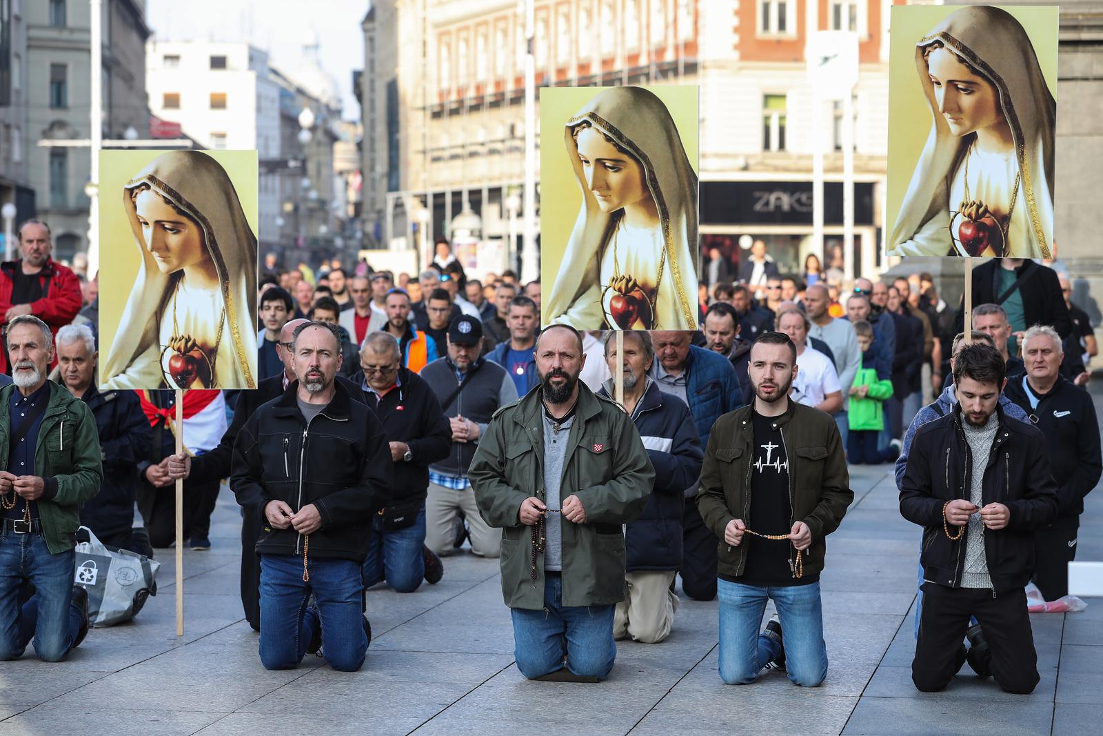 08.10.2022,Zagreb,Trg bana Jelacica - Svjetsku molitvu krunice, na cast Blazene Djevice Marije od svete krunice,  mole  muskarci u vise od 30 zemalja diljem svijeta.
Javna molitva krunice u Hrvatskoj molila se  na sljedece nakane:

Za domovinu, mir i obracenje hrvatskog naroda.
Za muskarce – da postanu duhovni autoriteti u obitelji koji ce hrabro svjedociti i prenositi katolicku vjeru.
Za prestanak predbracnih odnosa, za cednost u odijevanju i ponasanju te za obnovu katolickih brakova.
Za prestanak pobacaja i otvorenost bracnih parova zivotu.
Za beskompromisne crkvene pastire i nova duhovna zvanja.
Za duse u cistilistu. Photo: Jurica Galoic/PIXSELL