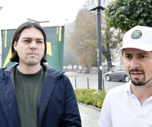 08.10.2022., Sisak - Zastupnik u Europskom parlamentu Ivan Vilibor Sincic i glavni tajnik stranke "Kljuc Hrvatske" Tihomir Lukinic na konferenciji za medije govorili su o najnovijim dogadjajima vezanim uz INA-u i sisacku Rafineriju. Tom sue prilikom gradjanima podijeliti prigodne jesenske poklone.  Photo: Nikola Cutuk/PIXSELL