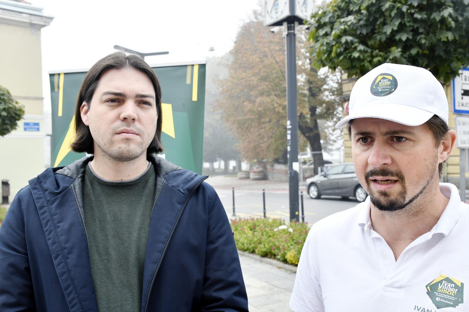 08.10.2022., Sisak - Zastupnik u Europskom parlamentu Ivan Vilibor Sincic i glavni tajnik stranke "Kljuc Hrvatske" Tihomir Lukinic na konferenciji za medije govorili su o najnovijim dogadjajima vezanim uz INA-u i sisacku Rafineriju. Tom sue prilikom gradjanima podijeliti prigodne jesenske poklone.  Photo: Nikola Cutuk/PIXSELL