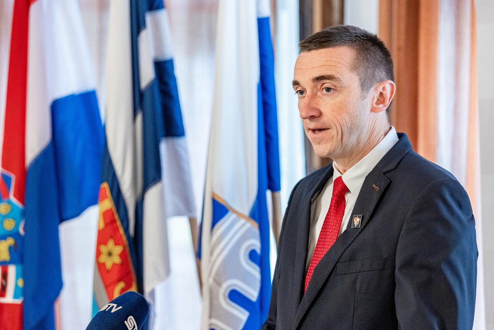 08.10.2022., Osijek - Ivan Penava, predsjednik Domovinskog pokreta odrzao je konferenciju za medije o objavi Uprave INA-e o zatvaranju rafinerije u Sisku. Photo: Davor Javorovic/PIXSELL