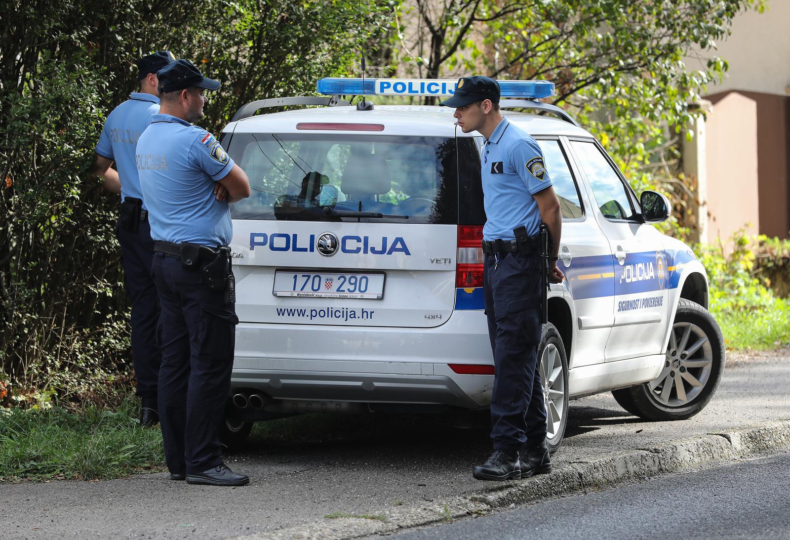 09.09.2022., Oroslavje - Policija osigurava kucu ubijenog mladica u Tvornickoj ulici te pretrazuje okolinu kako bi pronasli oruzje. Photo: Jurica Galoic/PIXSELL