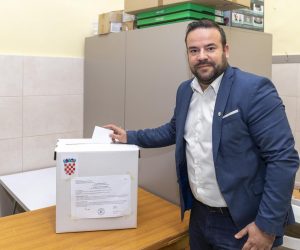 09.10.2022..,Pula - 
Gradoncelnik Pule Filip Zoricic glasao je na glasackom mjestu broj 1. u Osnovnoj skoli Tone Peruska. Gradonacelnik je na glasanje stigao sa suprugom. Photo: Srecko Niketic/PIXSELL