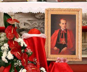 Solin: Kardinalska kapica Blaženoga Alojzija Stepinca izložena vjernicima na štovanje 10.02.2019., Solin - Crkva Gospe od Otoka. Kardinalska kapica Soli Deo ( Bogu jedinome ) Blazenog Alojzja Stepinca izlozena vjernicima na stovanje ispred oltara. Dar Kardinala pok. Franje Kuharica prasvetistu Gospe od Otoka darovano 1976 god prigodom proslave velikih jubileja 13 stoljeca krscansva u Hrvata i 1000 god smrti kraljice Jelene. Photo: Miranda Cikotic/PIXSELL r