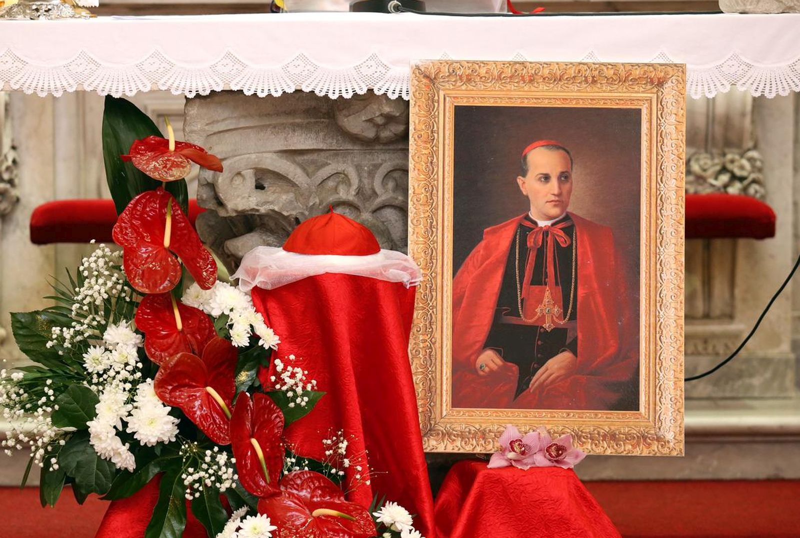 Solin: Kardinalska kapica Blaženoga Alojzija Stepinca izložena vjernicima na štovanje 10.02.2019., Solin - Crkva Gospe od Otoka. Kardinalska kapica Soli Deo ( Bogu jedinome ) Blazenog Alojzja Stepinca izlozena vjernicima na stovanje ispred oltara. Dar Kardinala pok. Franje Kuharica prasvetistu Gospe od Otoka darovano 1976 god prigodom proslave velikih jubileja 13 stoljeca krscansva u Hrvata i 1000 god smrti kraljice Jelene. Photo: Miranda Cikotic/PIXSELL r
