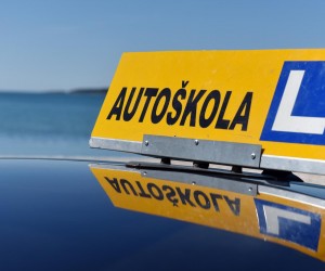 10.05.2020., Brodarica - Odlukom Stozera Civilne zastite od sutra startaju sa radom i auto skole uz pridrzavanje zadanih mjera zasite od sirenje koronavirusa. Tomislav Banovac vlasnik autoskole Zeleni Val priprema svoja vozila sa sutrasnje voznje.rPhoto: Hrvoje Jelavic/PIXSELL