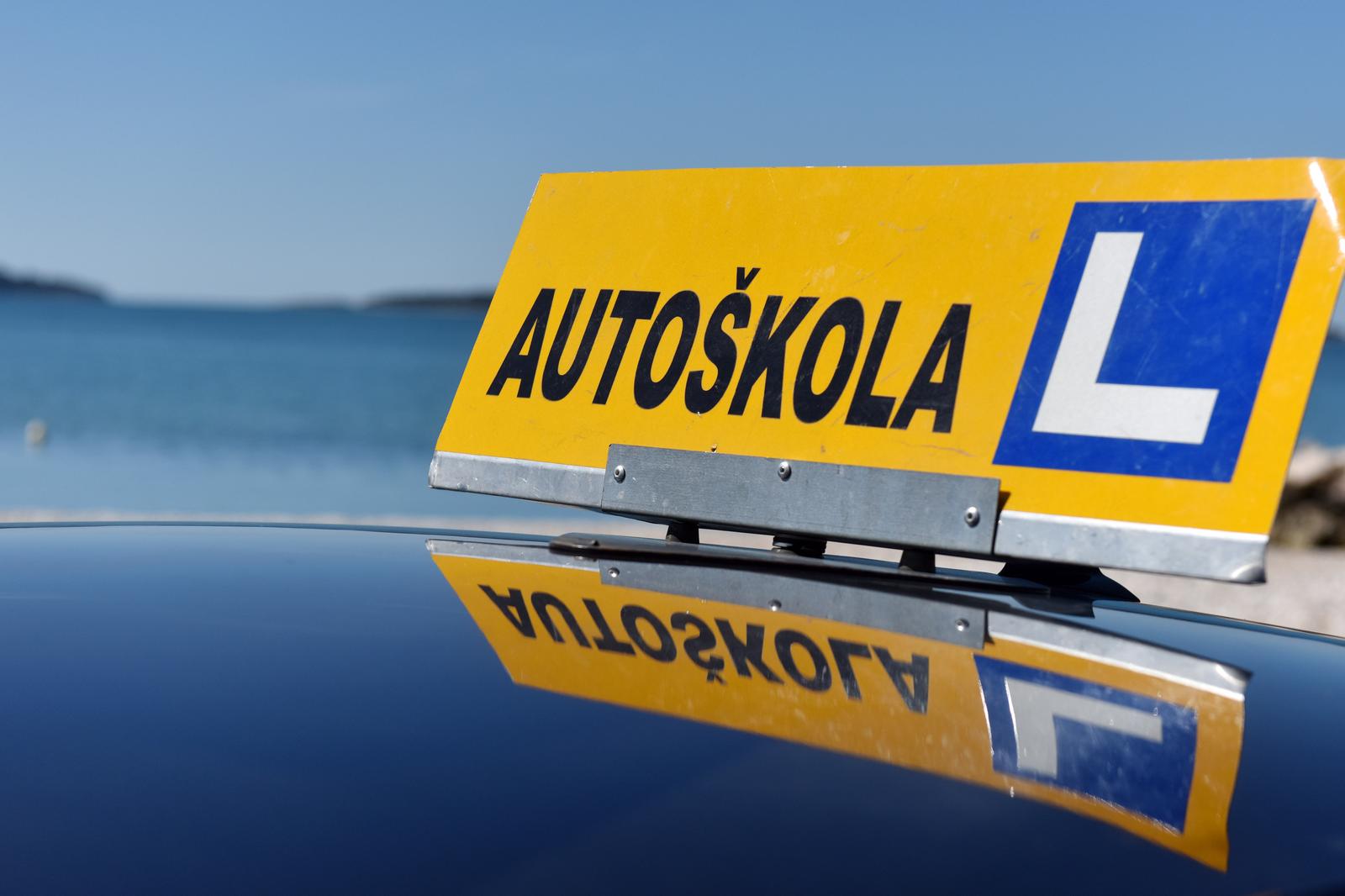 10.05.2020., Brodarica - Odlukom Stozera Civilne zastite od sutra startaju sa radom i auto skole uz pridrzavanje zadanih mjera zasite od sirenje koronavirusa. Tomislav Banovac vlasnik autoskole Zeleni Val priprema svoja vozila sa sutrasnje voznje.rPhoto: Hrvoje Jelavic/PIXSELL