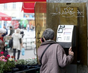 10.05.2021., Zagreb - Iako su sve rijedje na ulicama, jos uvijek ima korisnika starih telefonskih govornica koji ih jos koriste.rPhoto: Patrik Macek/PIXSELL