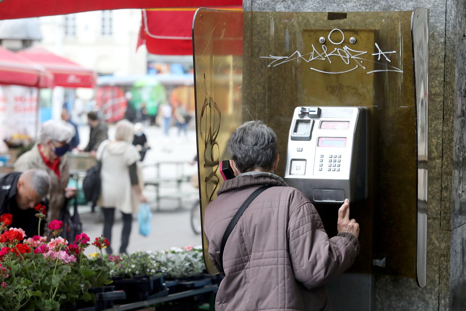 10.05.2021., Zagreb - Iako su sve rijedje na ulicama, jos uvijek ima korisnika starih telefonskih govornica koji ih jos koriste.rPhoto: Patrik Macek/PIXSELL
