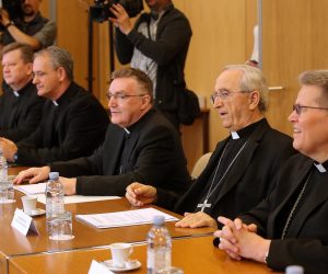 10.05.2022., Zagreb - Predsjednik Vlade Andrej Plenkovic sastao se s clanovima Stalnog vijeca HBK na celu sa zadarskim nadbiskupom i predsjednikom HBK Zelimirom Puljicem. 
 Photo: Goran Stanzl/PIXSELL