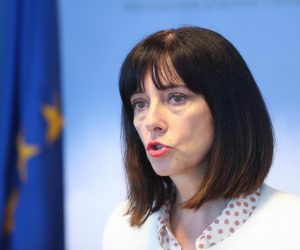 05.06.2020., Zagreb -  Ministrica Blazenka Divjak predstavlja Akcijski plan za nastavu na daljinu  na konferenciji za medije u ministarstvu znanosti i obrazovanja. Akcijski plan pripremljen je za slucaj povratka Pandemije koroana virusa na jesen.Photo: Zeljko Lukunic/PIXSELL