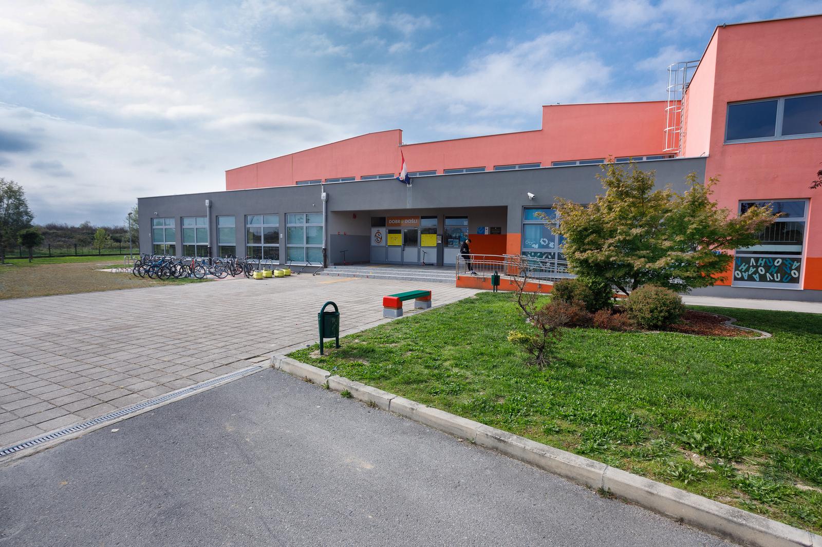 10.10.2022., Dugo Selo - Osnovna skola Ivan Benkovic gdje je u subotu pretucen maloljetnik od strane maloljetnicke bande, navodno su ga napali pred glavnim ulazom. Photo: Tomislav Miletic/PIXSELL