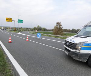 10.10.2022., Zagreb, Policijski ocevid na mjestu teska prometne nesrece u kojoj se jedan automobil zapalio na nadvoznjaku kod silaska s zagorske autoceste prema Aleji Bologna Photo: Emica Elvedji/PIXSELL