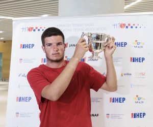 11.07.2022., Kastela - Osvajac juniorskog Grand Slama u Wimbledonu Mili Poljicak stigao je u splitsku zracnu luku. Tamo su ga docekali mama Nilija, otac Ante, brat Niko i sestra Petra. Uz njih su bili i suigraci iz kluba, treneri te predstavnici teniskog saveza.
   Photo: Miroslav Lelas/PIXSELL
