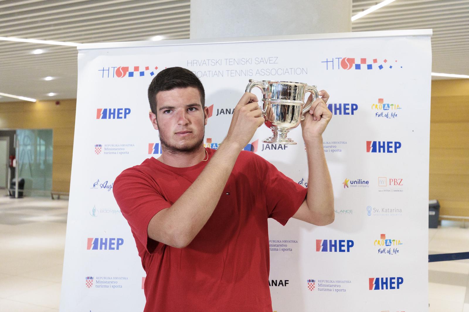 11.07.2022., Kastela - Osvajac juniorskog Grand Slama u Wimbledonu Mili Poljicak stigao je u splitsku zracnu luku. Tamo su ga docekali mama Nilija, otac Ante, brat Niko i sestra Petra. Uz njih su bili i suigraci iz kluba, treneri te predstavnici teniskog saveza.
   Photo: Miroslav Lelas/PIXSELL