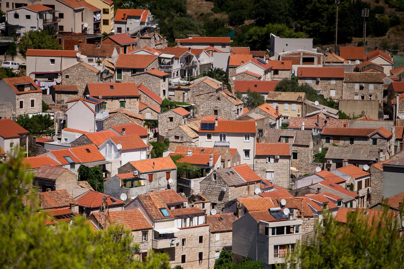 11.08.2019., Vis - Panoramski pogled na grad Vis pruza se s vijugave cestice iznad grada koja vodi do sredista otoka, a proteze se i do Komize.  Photo: Filip Kos/PIXSELL