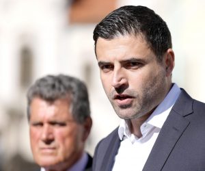 12.09.2022., Zagreb - Saborski zastupnik i predsjednik zagrebacke organizacije Socijaldemokrata Davor Bernardic odrzao je na Trgu svetog Marka konferenciju za medije o aktualnoj situaciji u Zagrebu, prijedolozima za pomoc pucanstvu, raspadu koalicije SDP-a i Mozemo i krizi zagrebacke vlasti.
 Photo: Patrik Macek/PIXSELL