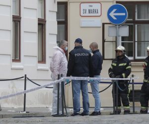 12.10.2020., Zagreb - Jutros u 8.06 zaprimljena je dojava o pucnjavi na Trgu svetog Marka u Zagrebu. Prema prvim utvrdjenim informacijama jedan policijski sluzbenik je ozlijedjen i njemu se pruza lijecnicka pomoc.  Policijski ocevid na Markovom trgu gdje je pucano na policajca. Photo: Robert Anic/PIXSELL