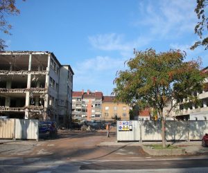 12.10.2021., Zagreb. Na mjestu tvornice Kamensko cija zgrada polako nestaje niknut ce novi stanovi koji su po pisanju medija vec unaprijed rasprodani po vrtoglavo visokoj cijeni kvadrata od 5000 eura. Photo: Sanjin Strukic/PIXSELL