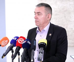 12.10.2022., Zagreb - Na konferenciji za medije odrzanoj u Saboru slucaj ZTC, INA, centre moci sa istoka i presudu Sanaderu komentirao je zastupnik Stipo Mlinaric.  Photo: Patrik Macek/PIXSELL