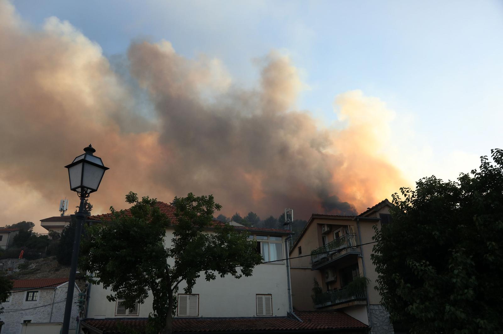 13.07.2022., Zaton - Stanje u Zatonu kojem prijeti vatrena buktinja. Grad je zbog pozara ostao bez struje, a vatra jos nije ugasena. Photo: Dusko Jaramaz/PIXSELL