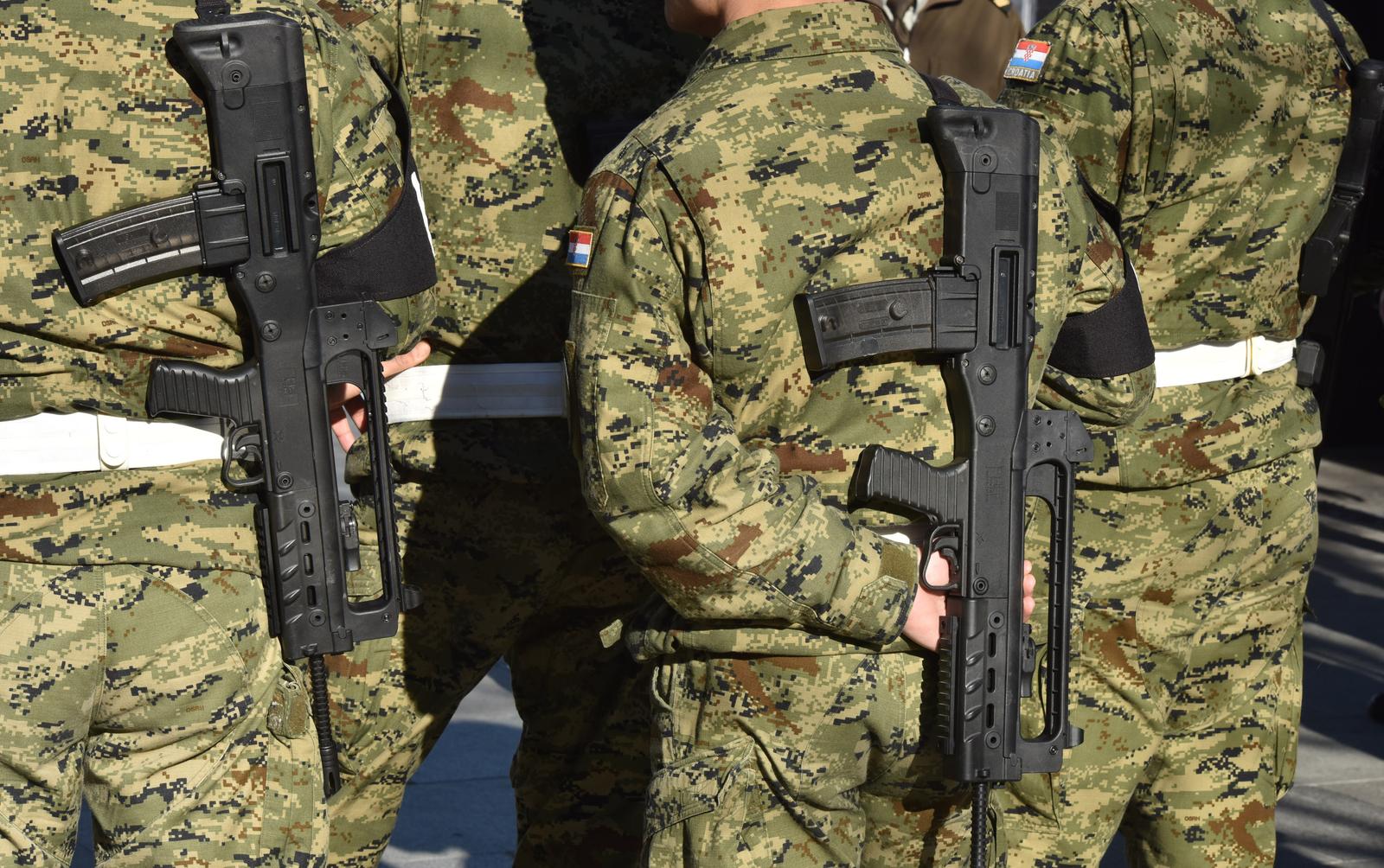 13.12.2015., Knin -"nVisenamjenska hrvatska strojnica- VHS jurisna puska."nPhoto: Hrvoje Jelavic/PIXSELL