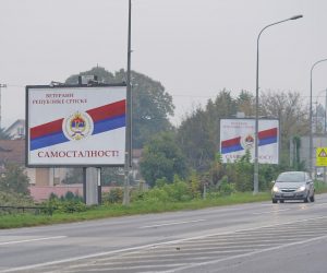 14.10.2022., Banja Luka, Bosna i Hercegovina - Jutros su u Banja Luci osvanuli jumbo plakati na kojima pise rijec "Samostalnost" uz grb Republike Srpske. Pretpostavlja se da je ova kampanja povezana sa situacijom oko izbora, odnosno ponovnog brojanja glasova za predsjednika Republike Srpske, kao i da iza kampanje zapravo stoji Milorad Dodik, iako na plakatima pise da je to poruka "Veterana Republike Srpske". Veterani Republike Srpske su udruzenje sudionika ratova 1991. - 1995. godine. Photo: Dejan Rakita/PIXSELL