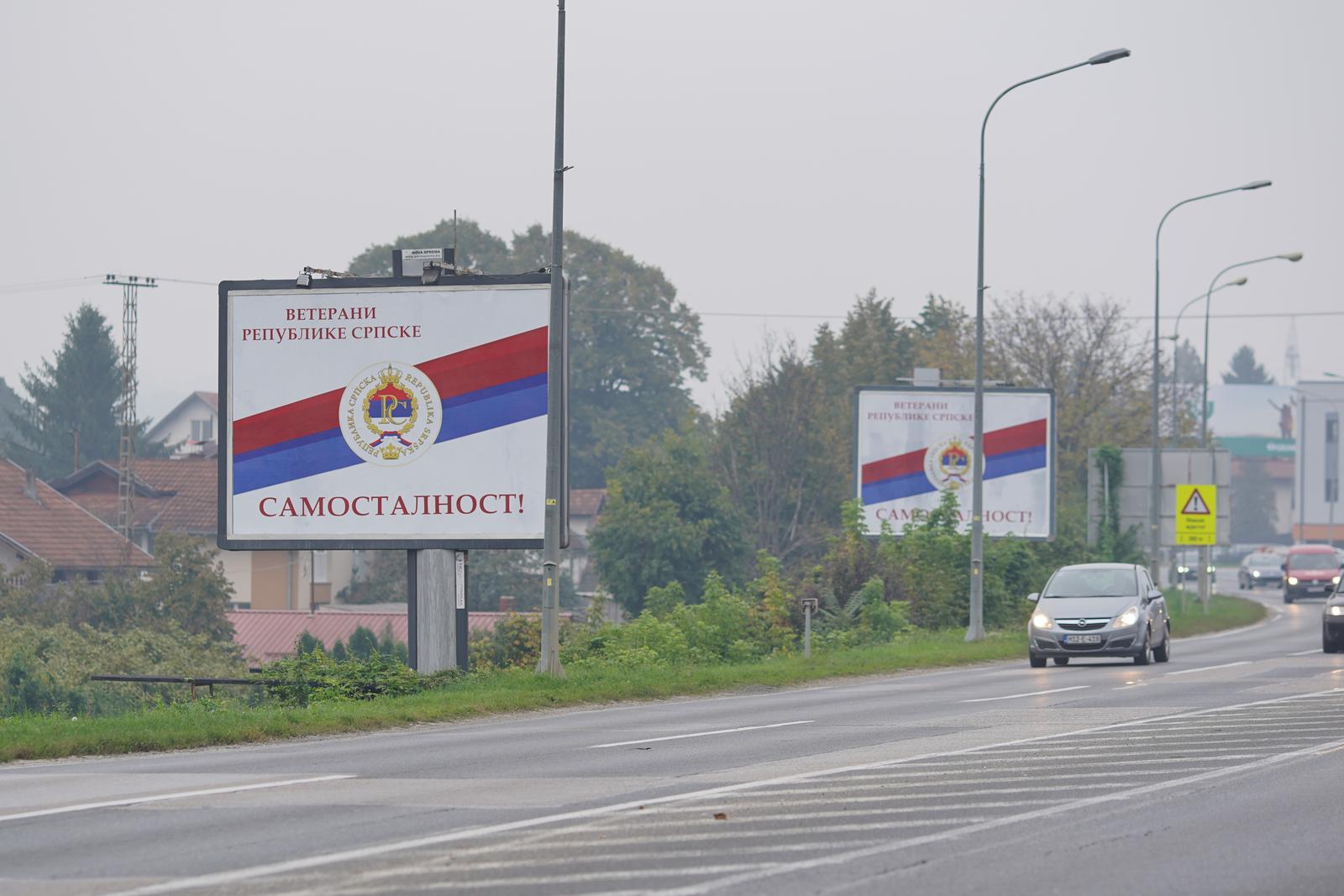 14.10.2022., Banja Luka, Bosna i Hercegovina - Jutros su u Banja Luci osvanuli jumbo plakati na kojima pise rijec "Samostalnost" uz grb Republike Srpske. Pretpostavlja se da je ova kampanja povezana sa situacijom oko izbora, odnosno ponovnog brojanja glasova za predsjednika Republike Srpske, kao i da iza kampanje zapravo stoji Milorad Dodik, iako na plakatima pise da je to poruka "Veterana Republike Srpske". Veterani Republike Srpske su udruzenje sudionika ratova 1991. - 1995. godine. Photo: Dejan Rakita/PIXSELL