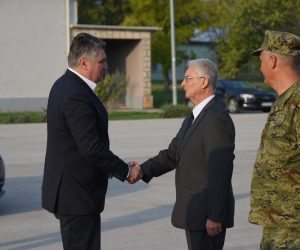14.10.2022., Pula - Predsjednik RH, Zoran Milanovic, u pulskoj vojarni Hrvatski branitelji Istre, podijelio je Spomenice domovinskog rata. Photo: Sasa Miljevic/PIXSELL